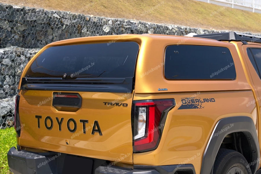 KRAVAS KASTES BŪDA AEROKLAS (AR PACEĻAMIEM SĀNU LOGIEM) TOYOTA Hilux